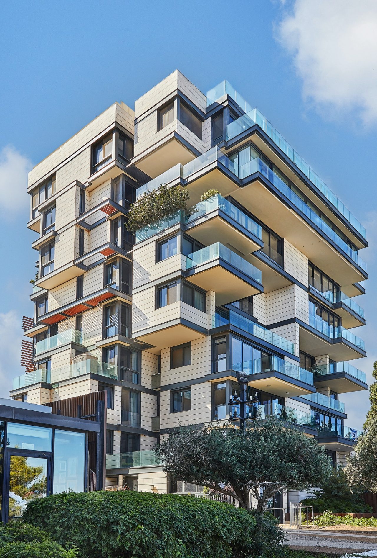 luxurious-house-with-balconies-on-boulevard-near-the-sea-with-green-spaces.jpg - PSA Realty agencia inmobiliaria Espana real estate