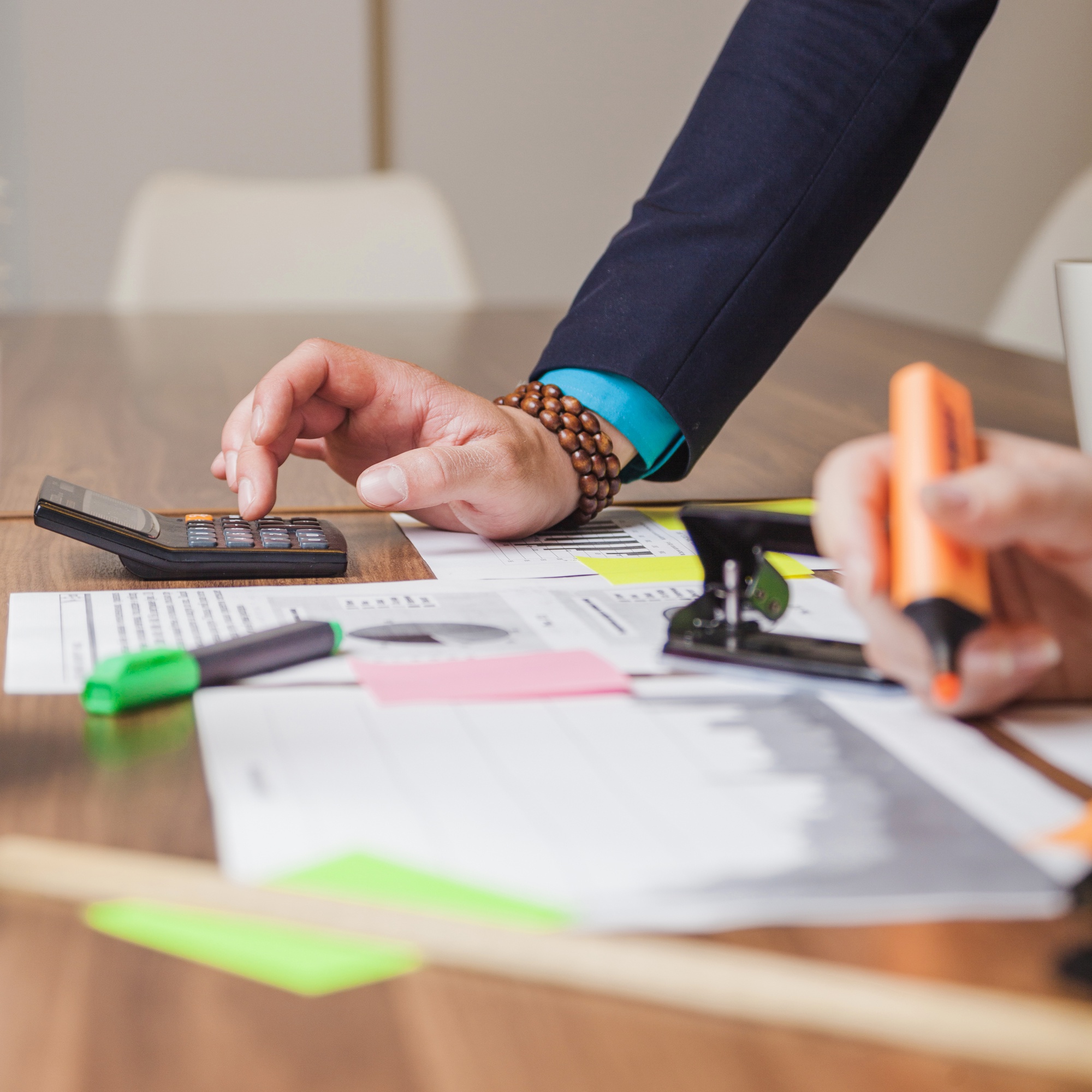 people-standing-leaning-desk-working - PSA Realty agencia inmobiliaria Espana