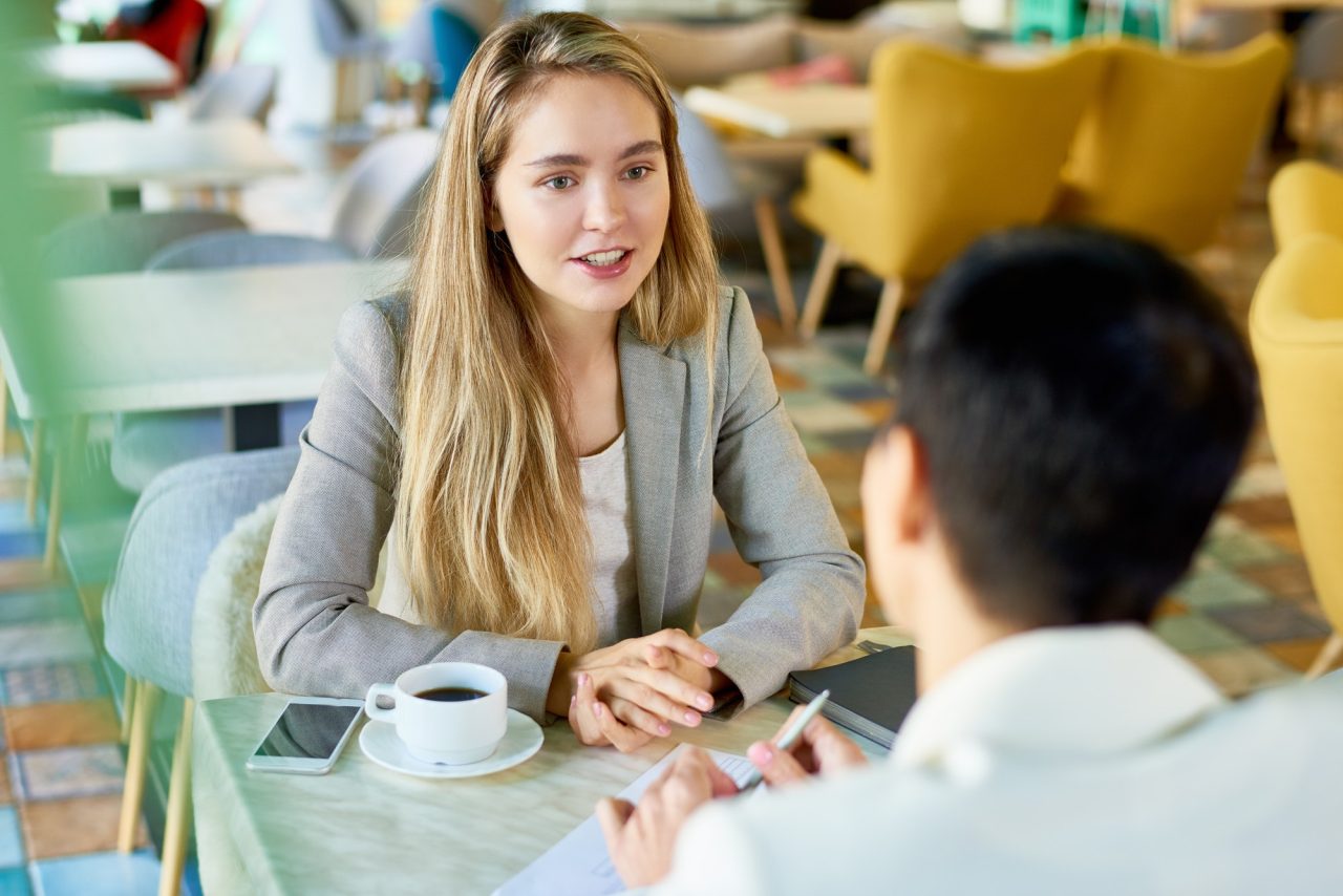 two-business-women-meeting-at-cafe-table.jpg - PSA Realty agencia inmobiliaria Espana real estate